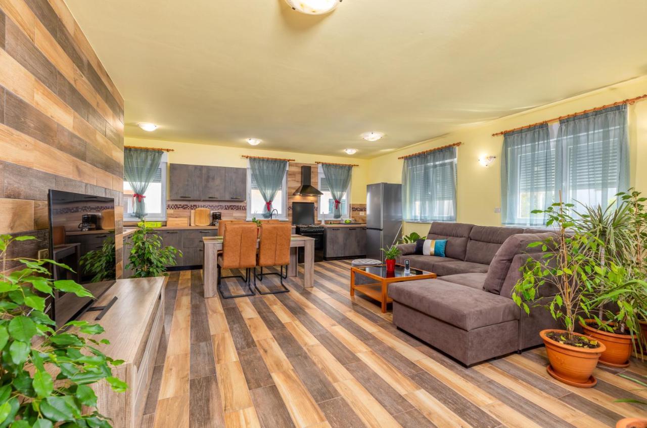 Apartmani Monte Пула Екстериор снимка