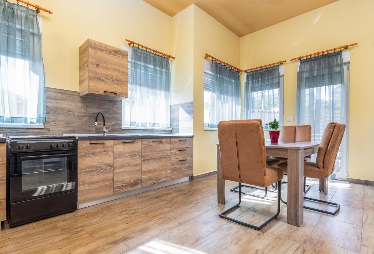 Apartmani Monte Пула Екстериор снимка