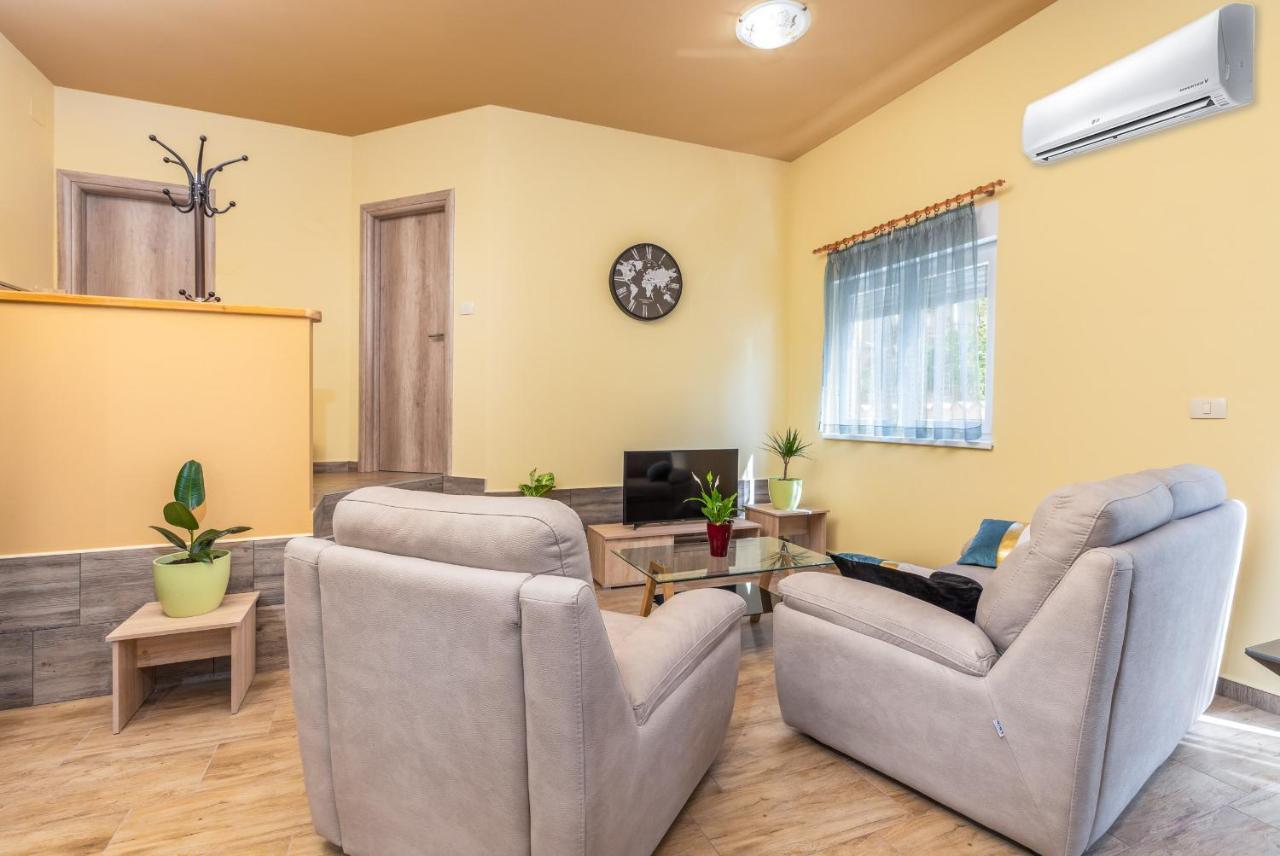 Apartmani Monte Пула Екстериор снимка