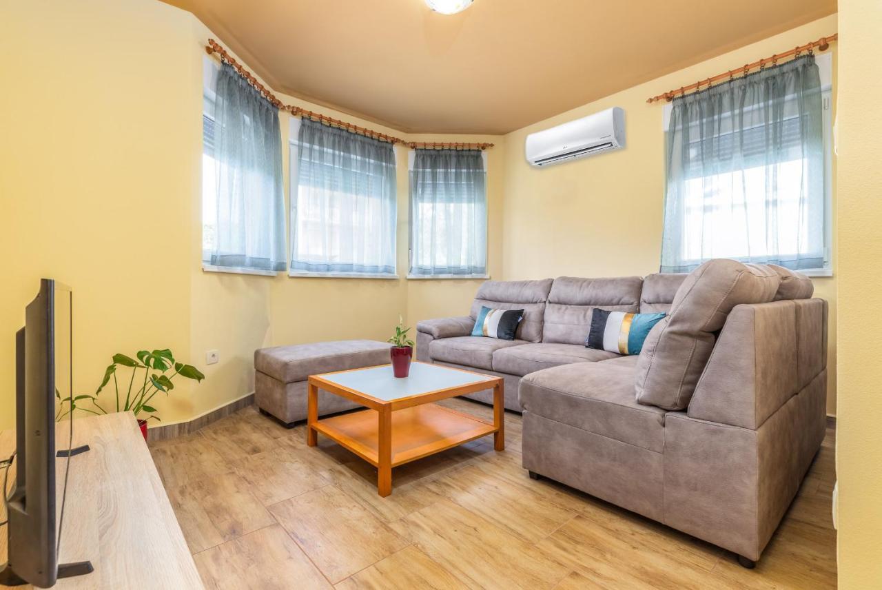 Apartmani Monte Пула Екстериор снимка